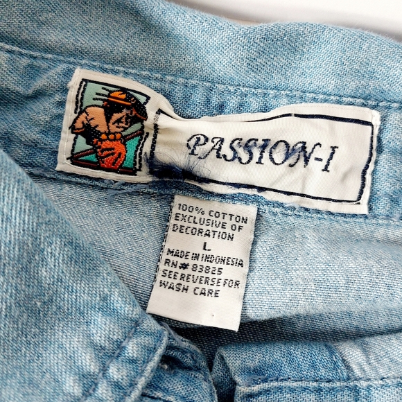 Cardinal Snowy Winter/Christmas Chambray/Denim Shirt size Large Passion - Picture 9 of 9